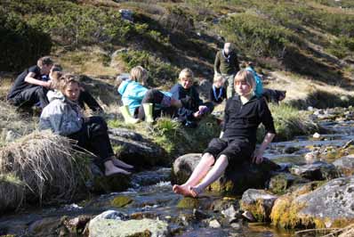 Sikta mot nya äventyr Erövra en fjälltopp Paus vid en