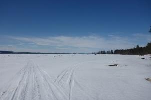 I början på juni månad är dämningsområdet fyllt och når dämningsgräns. Amplituden i dämningsområdet är sju meter med en reglerbar volym om 1,1 km 3. Figur 4.