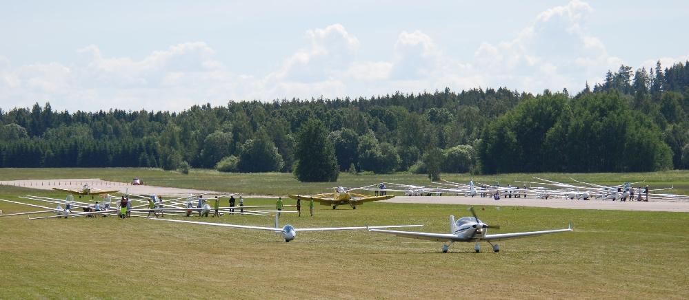 Så här såg det ut i somras när VOB deltog i uppdraget på Arboga Open (Foto Lillebror) Säsongsstart Ska vi tro att vi kan komma igång med flygning under helgen 26-27 mars?