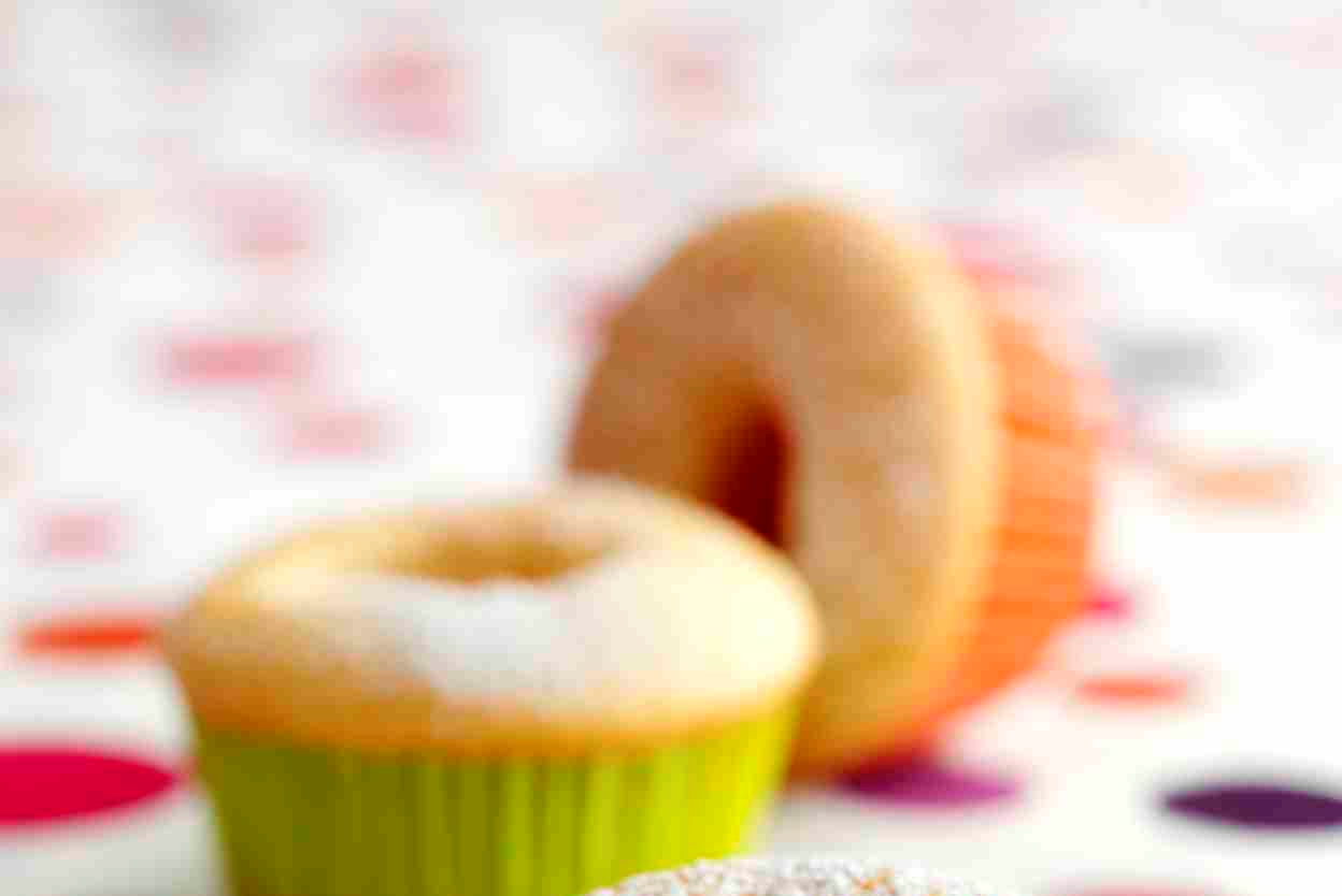 (Det här kan man göra i förväg. Smeten kan sedan ligga i kylen, gärna i spritspåse, under natten). 2. Klicka eller spritsa ut smeten i muffinsformar.