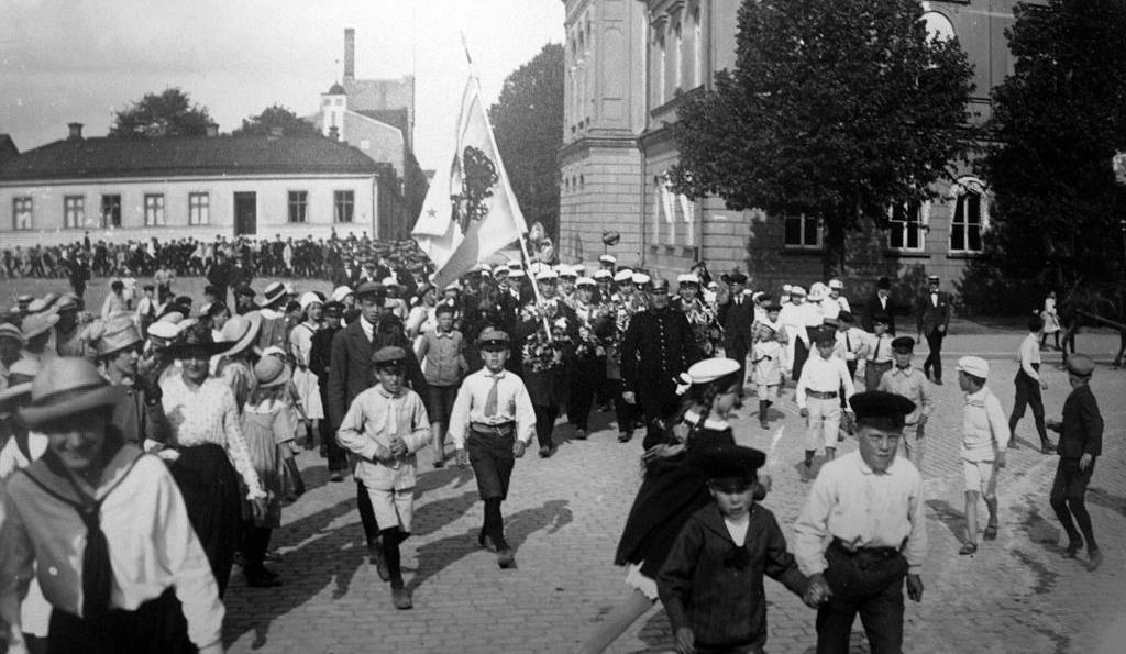 En blick bakåt 1911, hade Sverige knappt 5,6 miljoner invånare.