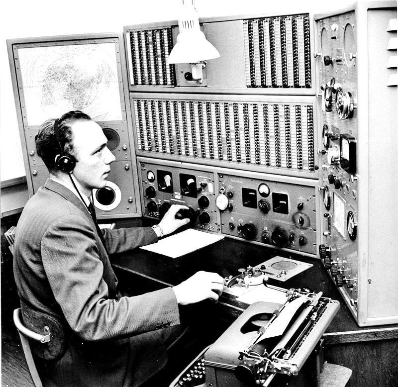 Telefon, telegrafi och radio inom Sverige, till rederier och Sjöfartsverket. På bordet: Telegrafnyckel och högtalare för medhörning. För första klass telegrafistcertifikat krävdes 130 tecken/min.