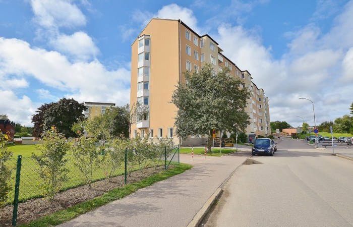 Lugnt och trivsamt område med promenadavstånd till Huddinge Centrum. Goda kommunikationer med både buss och pendeltåg.