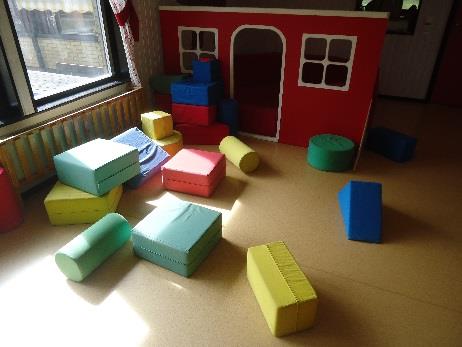 Samtliga avdelningar hade en eller två stoppade soffor med tyg- eller konstskinnsbeklädnad. Soffornas ålder varierade från ett par år till cirka 20 år, men några soffors ålder var osäker.