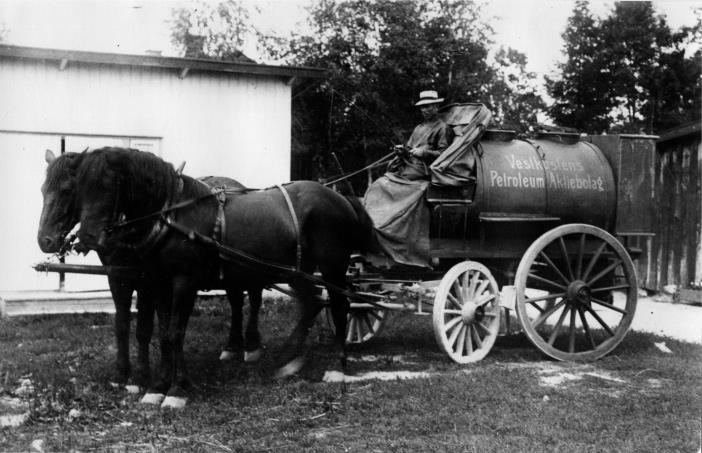 I begynnelsen Anders Andersson grundade åkeriet år 1872 Ett av de första stadigvarande transportuppdragen var när vi började transportera lysfotogen åt Westkustens petroleum år 1911.