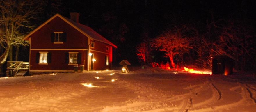 Kvällens värd är den sprakande elden som sprider värmen,ljuset och lugnet över Julmiddagen.