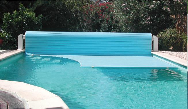 De är idealiska för installation i befintliga pooler eftersom valsaxeln är placerad utanför poolen och förankrad till poolkanten.