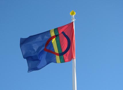 Färglägg flaggan! Den samiska flaggan blev godkänd på samekonferensen i Åre 1986 och förenar samer i Norge, Sverige, Finland och Ryssland.