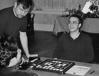 motståndare man kunde spela mot. VM 2003 spelades i Stockholm och Ben Seeley var nu en av favoriterna. Den kanske största favoriten var dock Makoto Suekuni från Japan. Efter B7 A8 F2 Ben Seeley t.v. och Tim Krzywonos hade före mötet i VM 2003 spelat många matcher på VOG.