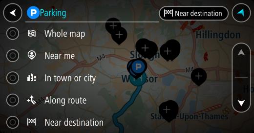 Kartan öppnas och visar platser med parkeringsplatser. Om en rutt har planerats visas parkeringsplatser nära din destination på kartan.