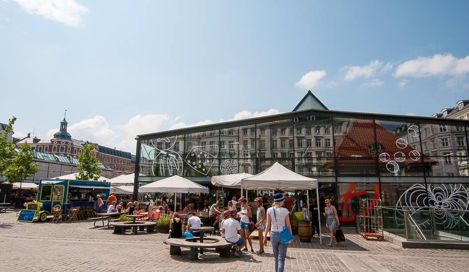 REPLACEMAKING Strategi Stortorget Torget är väldigt stort och är av den anledningen svårt att bli helt trivsamt.