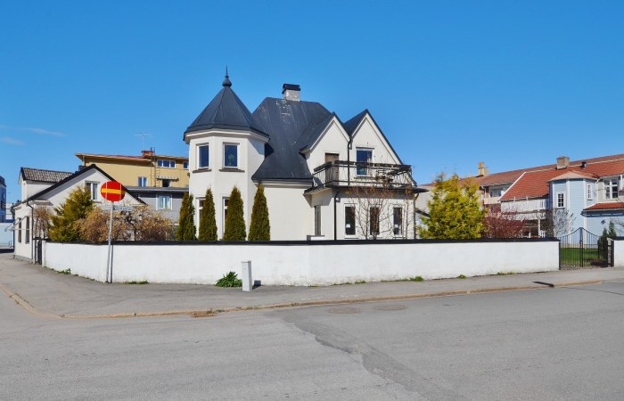 Aktiv Bed & Breakfast samt en aktiv butikslokal ingår i fastigheten.