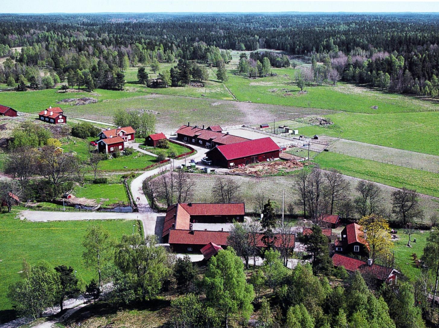Foto: Rolf Löfgren Tyresta by från luften. I förgrunden Dahlgrensgården med sin rektangelformade husgrupp. T.v.