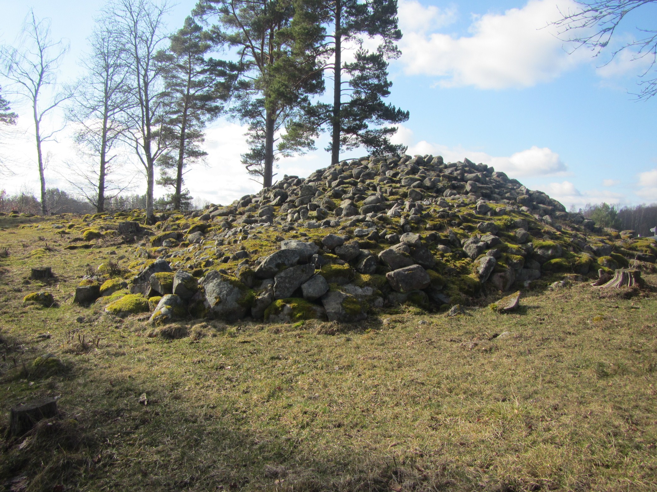 Bronsålderslämningar av olika karaktär och storlek hittas i hela kommunen, både i inlandet och i den forna kustmiljön.