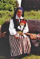 Torsdag 18 juli Fruntimmersveckan i prästgården: Charlotte Weibull en livsgärning i tjänst hos folkliga textilier och traditioner Under mer än 60 år tillverkade hon dockor som har letat sig ut över