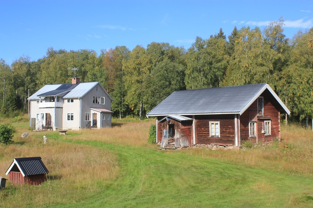 Mycket lång och fin uthuslänga. Jakt, fiske och skoterleder runt knutarna. 5962 kvm tomt. Fastigheten Torsby Aspberget 1:212 Aspberget 9, 680 65 Höljes.