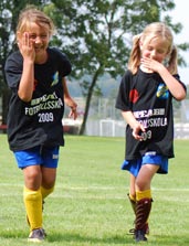 Fotbollsskolan 2012 11-12 augusti Speciellt inbjudna till Fotbollsskolan är alla som fyller 5 i år (födda 2007) anmäl er till Lisette & David Auraldsson e-post: david.
