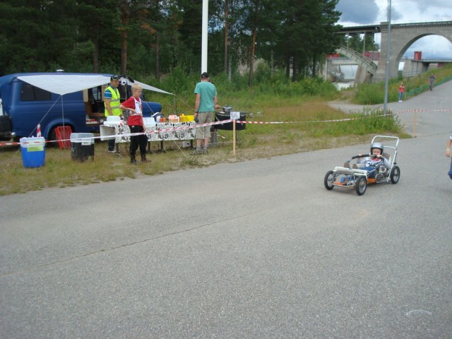 Lådbilsrace Tyvärr var det glest både bland deltagare och publik denna gång. Dock var det rejäla kamper mellan åkarna.