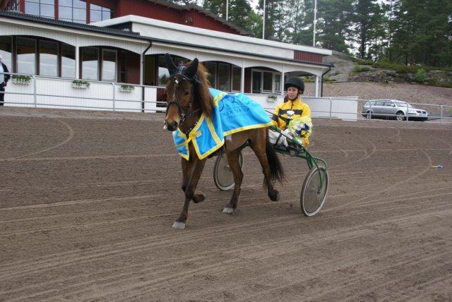 Johny Russ Caroline Mattsson 2.09,5 1760 m handicapad efter 4. Valentino Rossi Linnea Alfredsson 2.06,45. 5. Enets Linus Justine Andersson 2.05,5 1800 m handicapad efter 6.