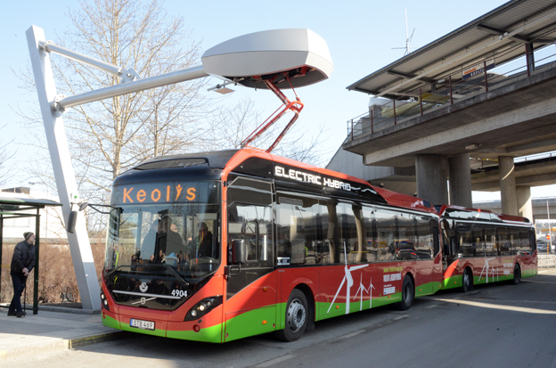 Premiär för Stockholms nya elbusslinje publ icerat av U L O 1 6 MA RS 201 5 SID A F Ö R U TSKRIF T Kraften kommer från ovan.