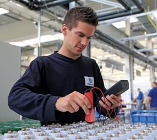 Batteritillverkning i Braunschweig Elmotortillverkning i Kassel Sälja, serva och reparera bilarna genom ordinarie