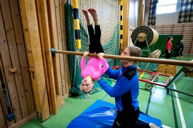 Grupperna lär också av varandra och dessutom lär ungdomarna känna varandra trots att de utövar olika former av gymnastik.