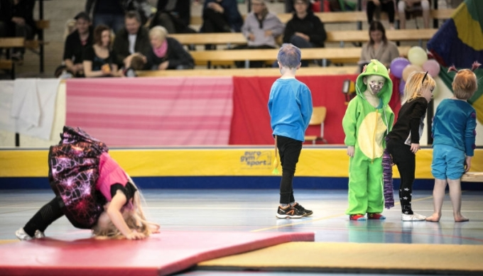 . Här visar ett gäng små monster upp sina färdigheter. Årets uppvisning en succé!!! En gammal fin tradition i Borlänge Gymnastikklubb den årliga uppvisningen som arrangeras i slutet av vårterminen.