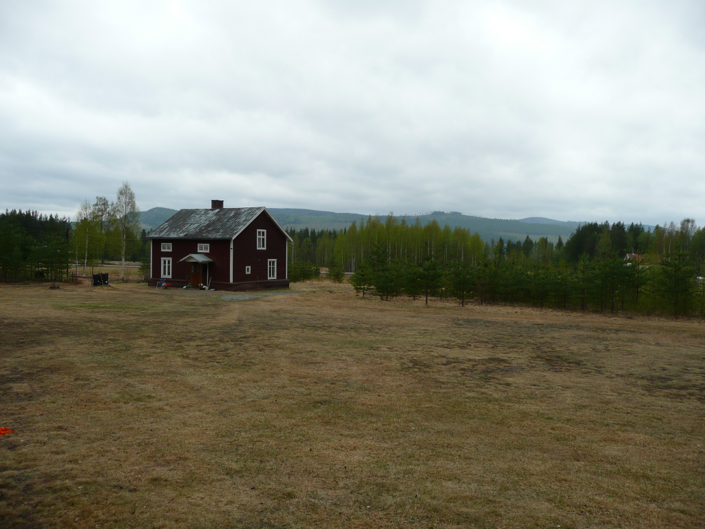 Öriga byggnader Uthus med gästrum edbod och förråd idbyggt traktorgarage om ca 70 m². Äldre ladugårdsdel som anänds som förråd/garage ca 130 m².