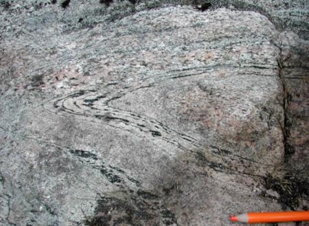 Berggrunden är uppbyggd av strukturella enheter med distinkt olika texturell och mineralogisk karaktär (skollkomplex)