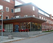 Dörrar i brandcellsgränser har magnetuppställning som vid utlöst utrymningslarm automatiskt stänger dörren. Dessa kan även stängas manuellt via tryckknapp märkt branddörrstängning.
