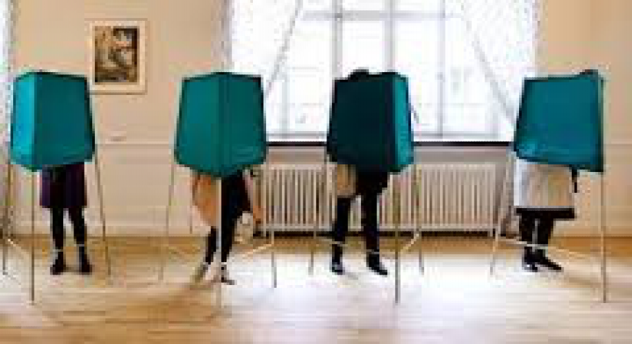 10 Om demokrati Valen är hemliga i Sverige. Det betyder att du inte behöver berätta vilket parti eller person du röstar på.