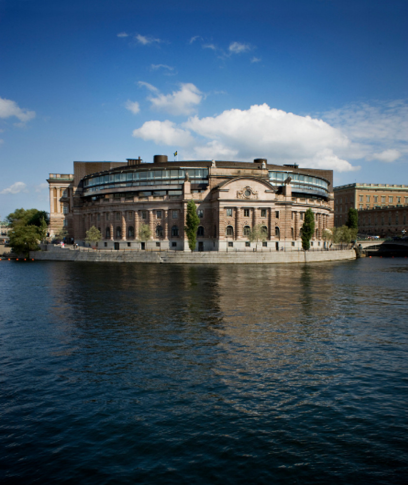 25 Demokrati i riksdagen I riksdagen finns 349 ledamöter, personer från de olika partierna. Partierna får platser i riksdagen efter hur många röster partierna får i valet.