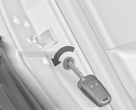 Nycklar, dörrar och fönster 23 Störning i centrallåset Upplåsning Lås upp förardörren manuellt genom att vrida nyckeln i låset.