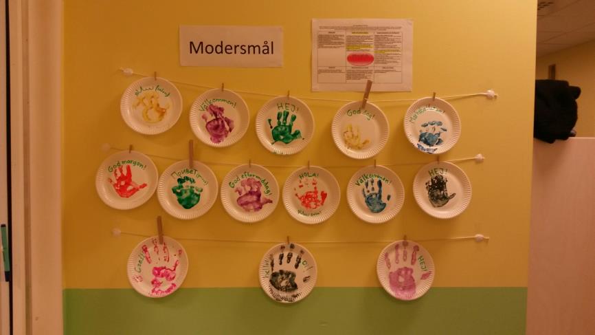 Fjärilen Den här veckan har barnen tryckt sina handavtryck på papperstallriker där vi pedagoger sen skrivit en hälsningsfras på barnets modersmål.