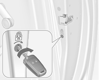 24 Nycklar, dörrar och fönster Håll i det inre bakdörrshandtaget för att aktivera sensorn och dra sedan i handtaget.