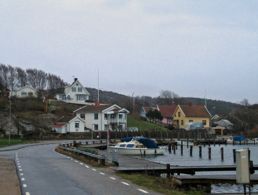 Sjöbodsrad längs med Strandvägen, bort mot