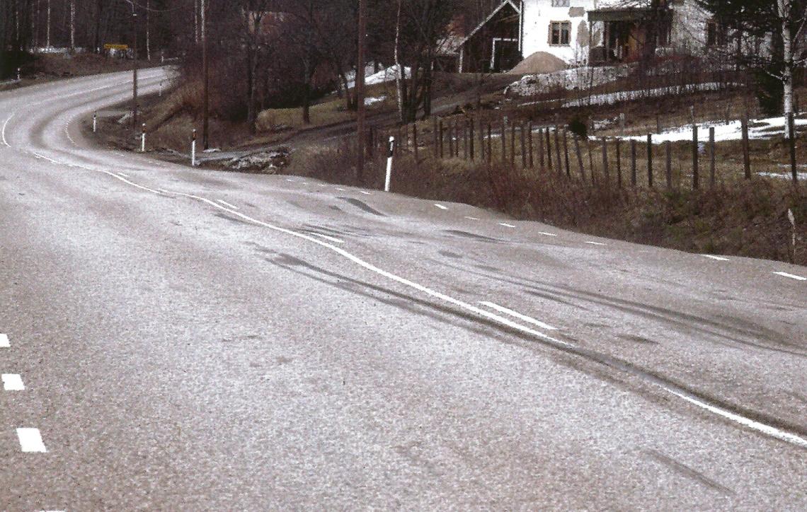 Bärighetsförbättrande åtgärder på lågtrafikerade landsvägar Figur 3: En ojämn väg, skadegrad 3 (SKL, 2003) 2.1.