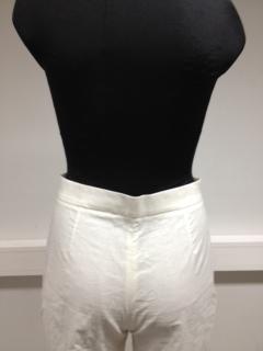 2. Midjelinjen dippar ner mitt bak (Figur 5). Midjelinjen höjs för att motverka den sluttande V-formen mitt bak. Måttförändring: +15mm (Figur 6). Figur 5 Midjelinjen dippar ner mitt bak.