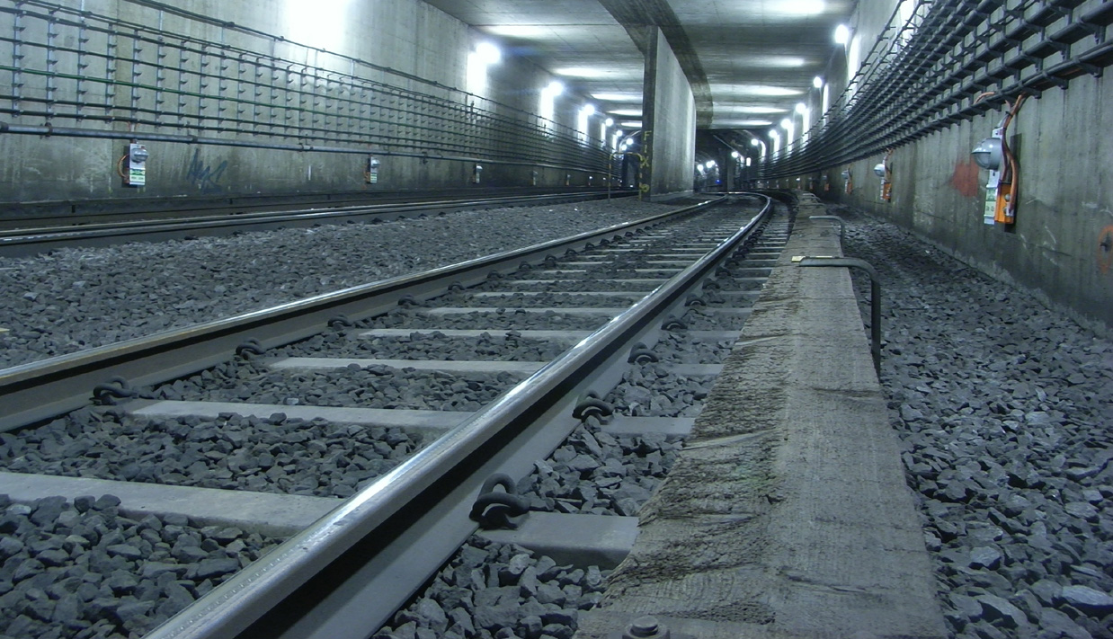 Vid stationer som ligger under jord går det inte att stå mellan spår och tunnelvägg, trots att detta inte är utmärkt. Skyddsutrymmet finns här under plattformskanten.