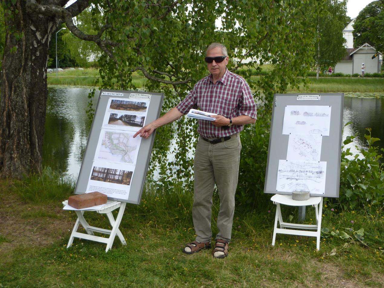 Förstudie för utveckling av Stjärnsund Rune Dahlén informerar om bosättningsmöjligheter vid lördagsmarknaden i Stjärnsund.