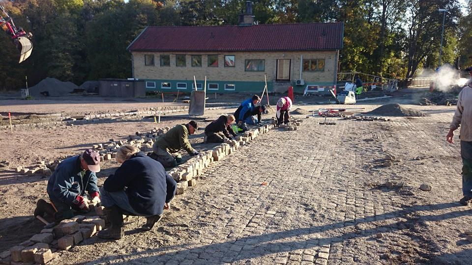 Vändpunkten Många hjälpte till i arbetet med Kvarntorget i Karlholm.