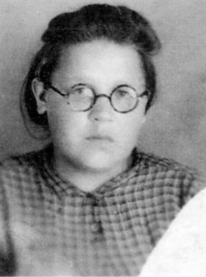 Lena Muchina Lenas dagbok <p>i maj 1941 börjar Lena föra dagbok. Först skriver hon om sina drömmar och bekymmer, den hemliga kärleken till Vladimir och de dåliga skolbetygen.