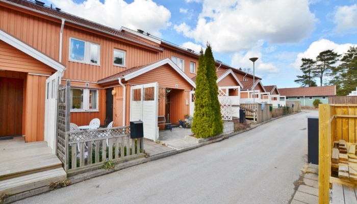 Län Västra Gatuadress Götaland Kommun Strömstad Storlek 3 rum (2 sovrum) / 85,5 m² Tillträde tidigast 2013-04-05 " Det bästa med denna bostaden är att den är ljus.