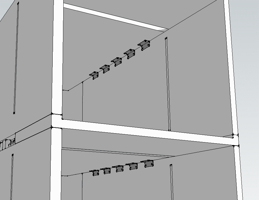 De dimensionerande krafterna för dragband längs kant uppgår i husets längdriktning och vinkelrätt denna till 56 respektive 90,6 kn, enligt bilaga L.