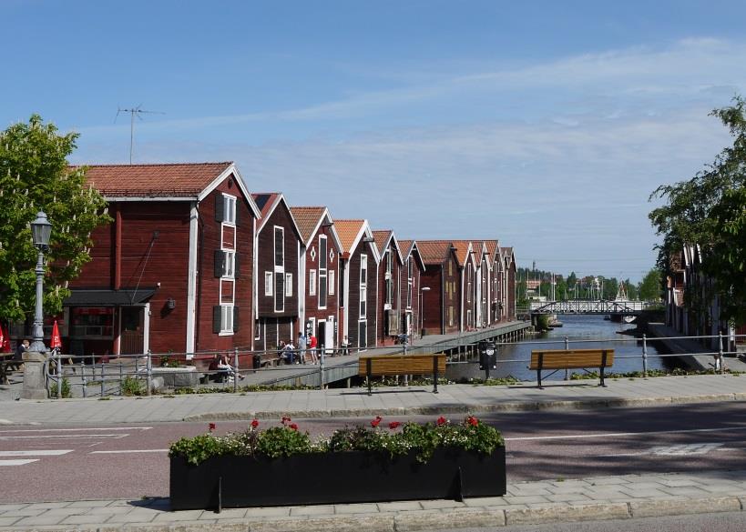 NYTT TIMRAT VINDSKYDD OCH EN NY GRILL ÄR PÅ PLATS Vackert beläget med utsikt över Fisklösatjärnen. Här grillas det sommar som vinter. NYA POSTSTÄLL 7 st.