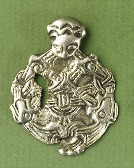Några av föremålen Guldsmycke Det äldsta smycket i skatten, kanske från 700-talet. Smycket är utfört i cloisonnéteknik.