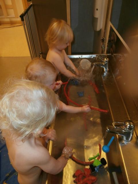 Vi funderar på vad våra populära sånger, Hej sa Petronella och En liten båt, har gemensamt? Vad är det som barnen visar intresse för och drar sig till? Svaret blir vatten!