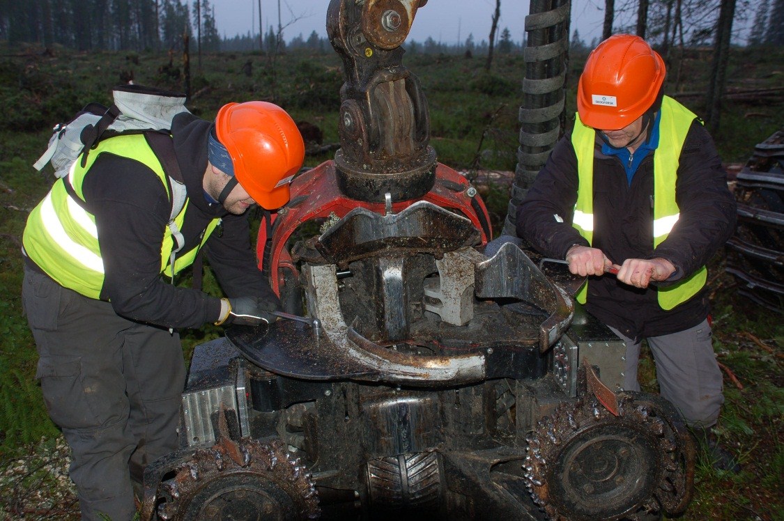 projektgruppen gjordes bedömningen att i ett skräpreducerande perspektiv kan en kvistkniv med monterad fläns likställas med en kniv utan fläns monterad. Figur 7a.