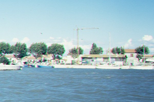 Väl nere så lyfter sig slussporten uppåt och man kan åka ut på floden igen. Ungarna tyckte det var jätteroligt med vattnet som droppade från den blöta porten när vi passerade under.
