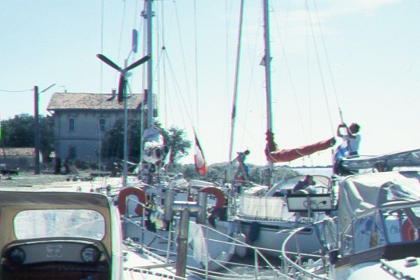 På kajen vid varvet i Port St. Louis lämnar man sin kanalutrustning. Provisoriska fendrar, plankor och annat.